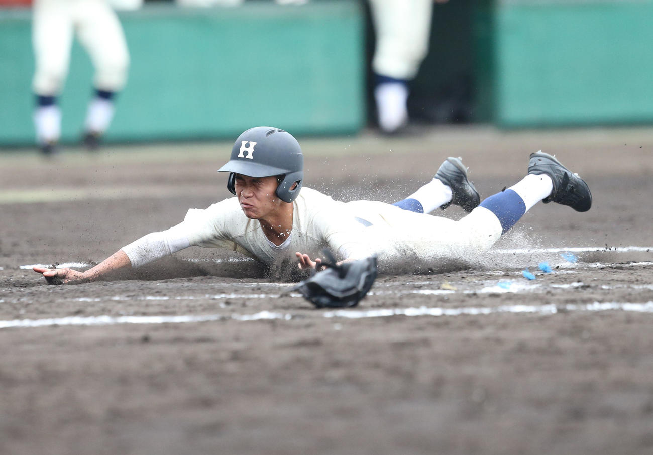 倉敷工対広島商　8回裏広島商1死満塁、三戸は竹下の左翼線へ2点適時打で逆転の生還をする（撮影・屋方直哉）