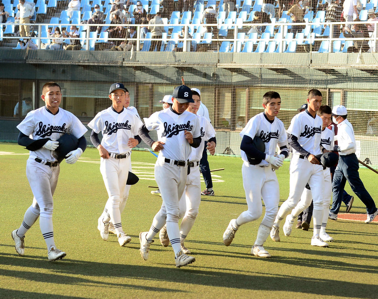 初戦で敗退し、厳しい表情で引き揚げる静岡ナイン