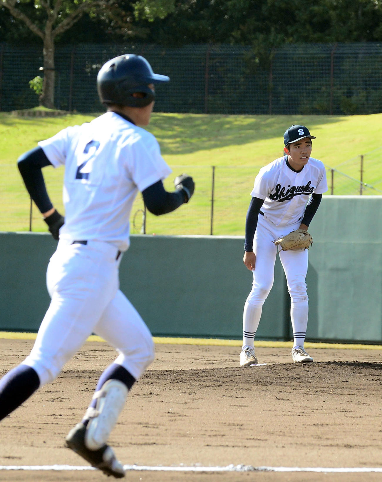 4回に勝ち越し本塁打を浴び、肩を落とす静岡・吉田優