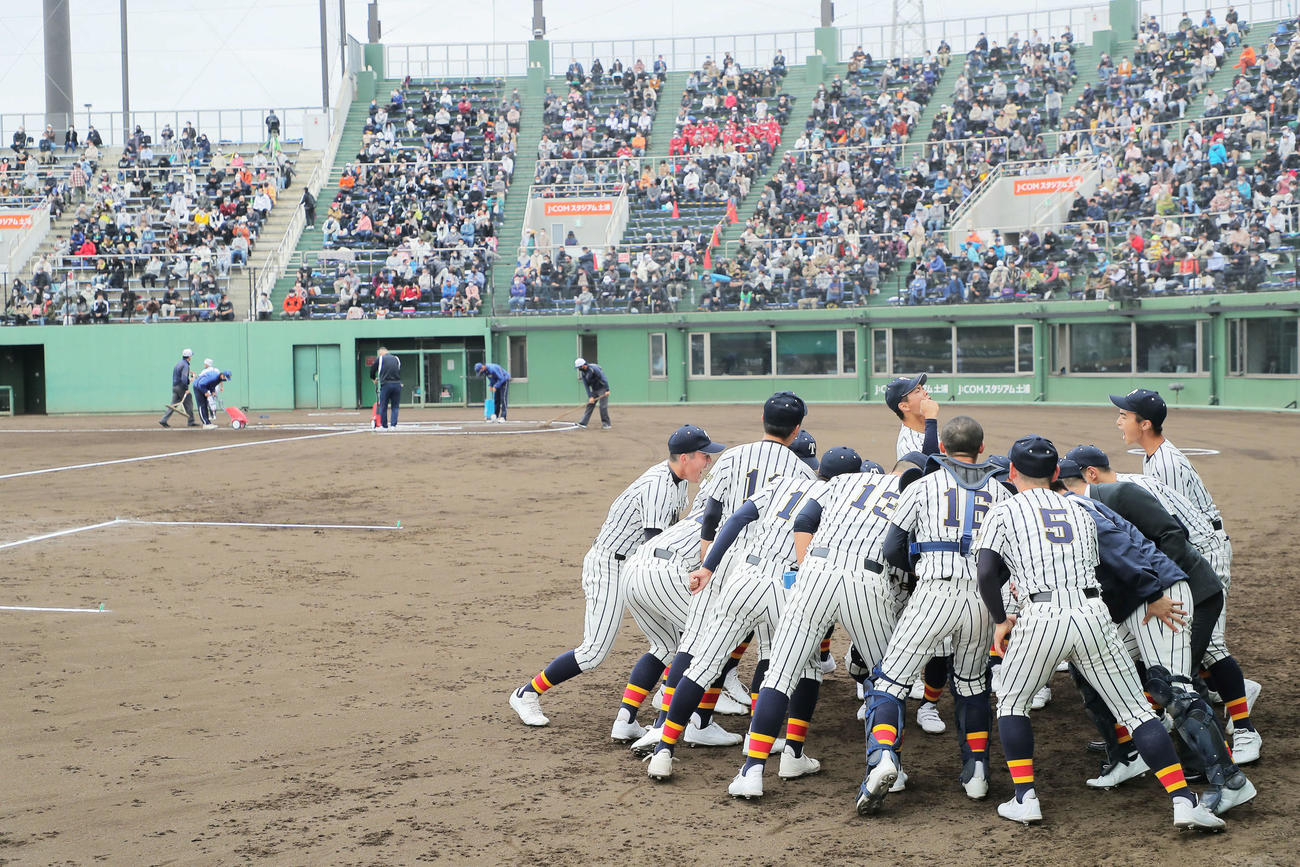 帝京三対木更津総合　試合開始前、円陣を組む帝京三（撮影・河田真司）