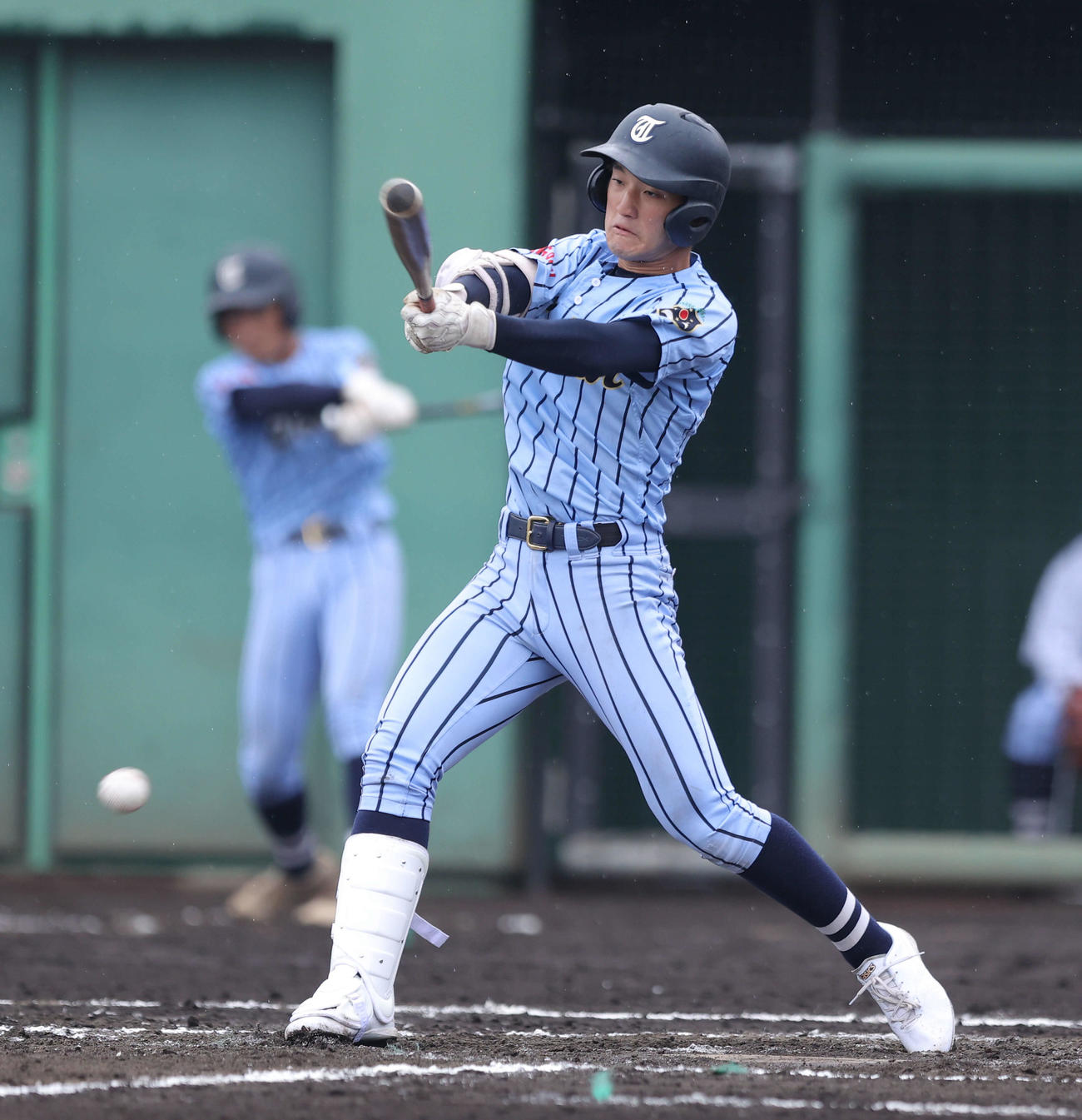 花咲徳栄対東海大相模　1回裏東海大相模2死三塁、三遊間に適時打を放つ百瀬（撮影・河田真司）