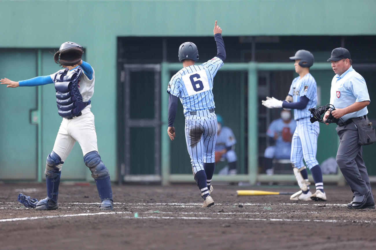 花咲徳栄対東海大相模　4回裏東海大相模1死一、二塁、笹田の適時打で生還する百崎（中央）（撮影・河田真司）
