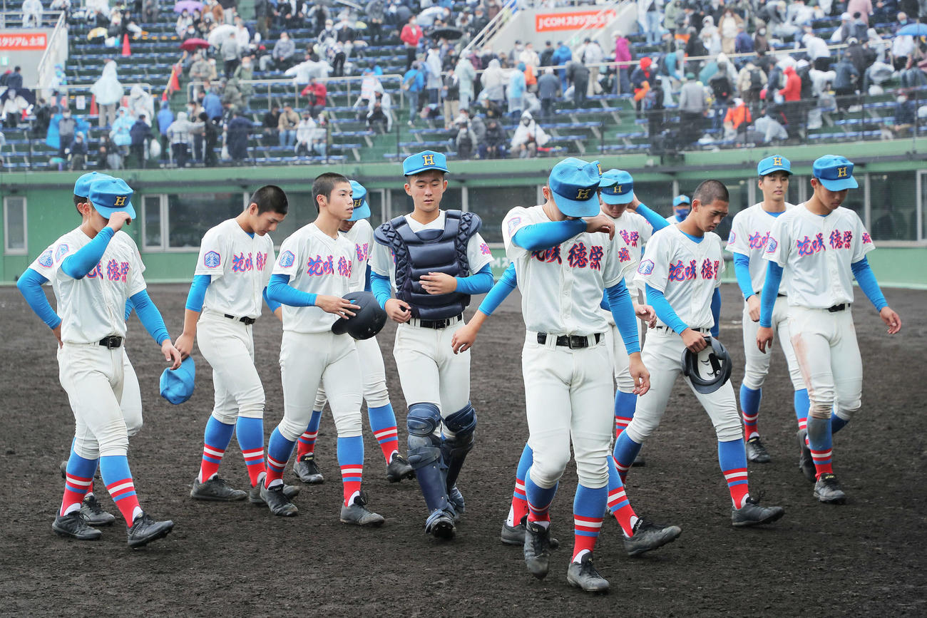 東海大相模に敗れ、肩を落とし引き揚げる花咲徳栄（撮影・河田真司）