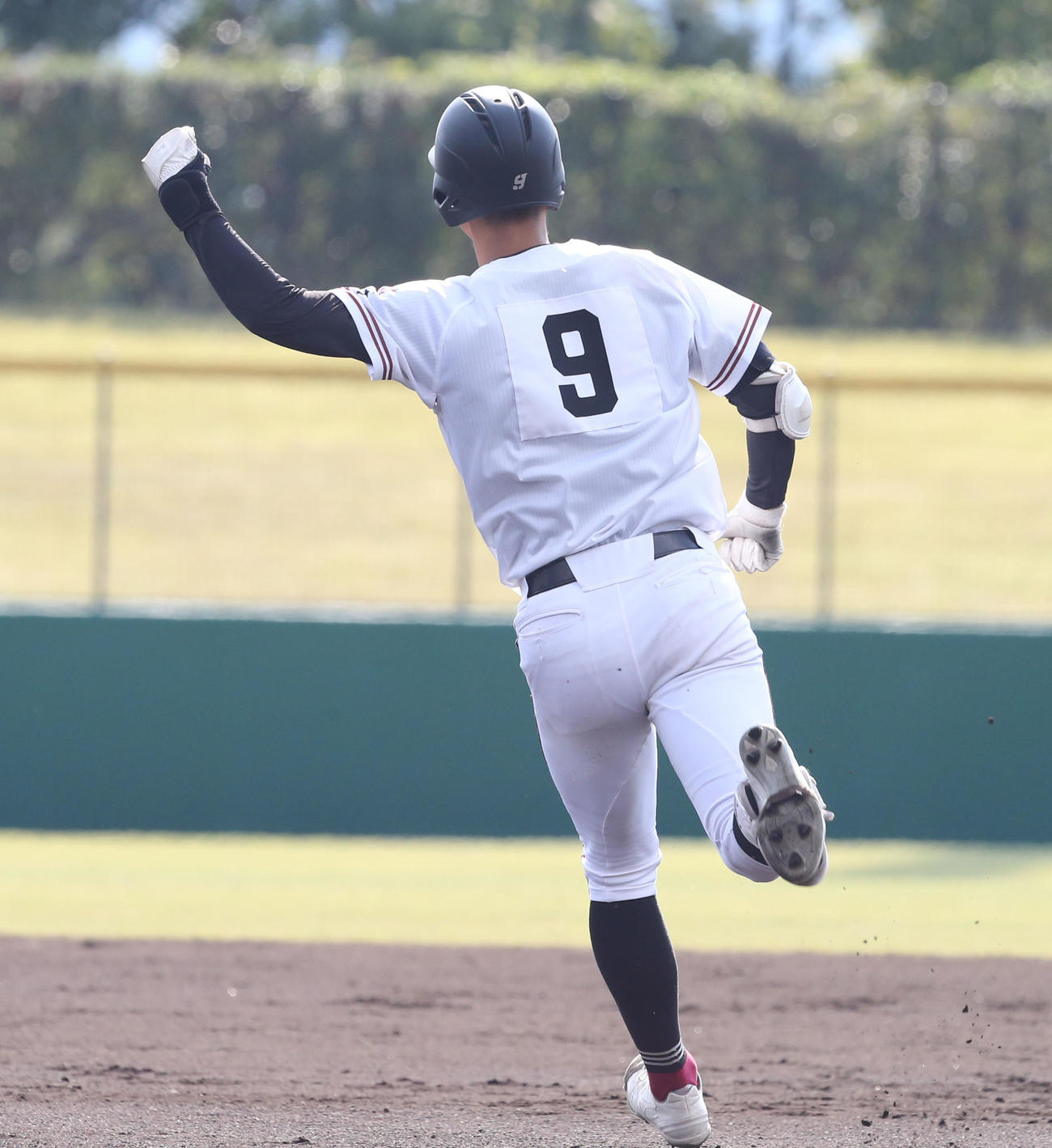 広島商対広陵　1回裏広陵1死一塁、内海は先制の中越え2点本塁打を放ちガッツポーズをする（撮影・屋方直哉）