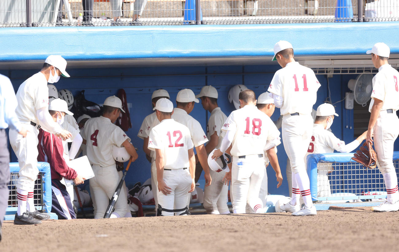 山梨学院に敗れ引き揚げる拓大紅陵（撮影・河田真司）