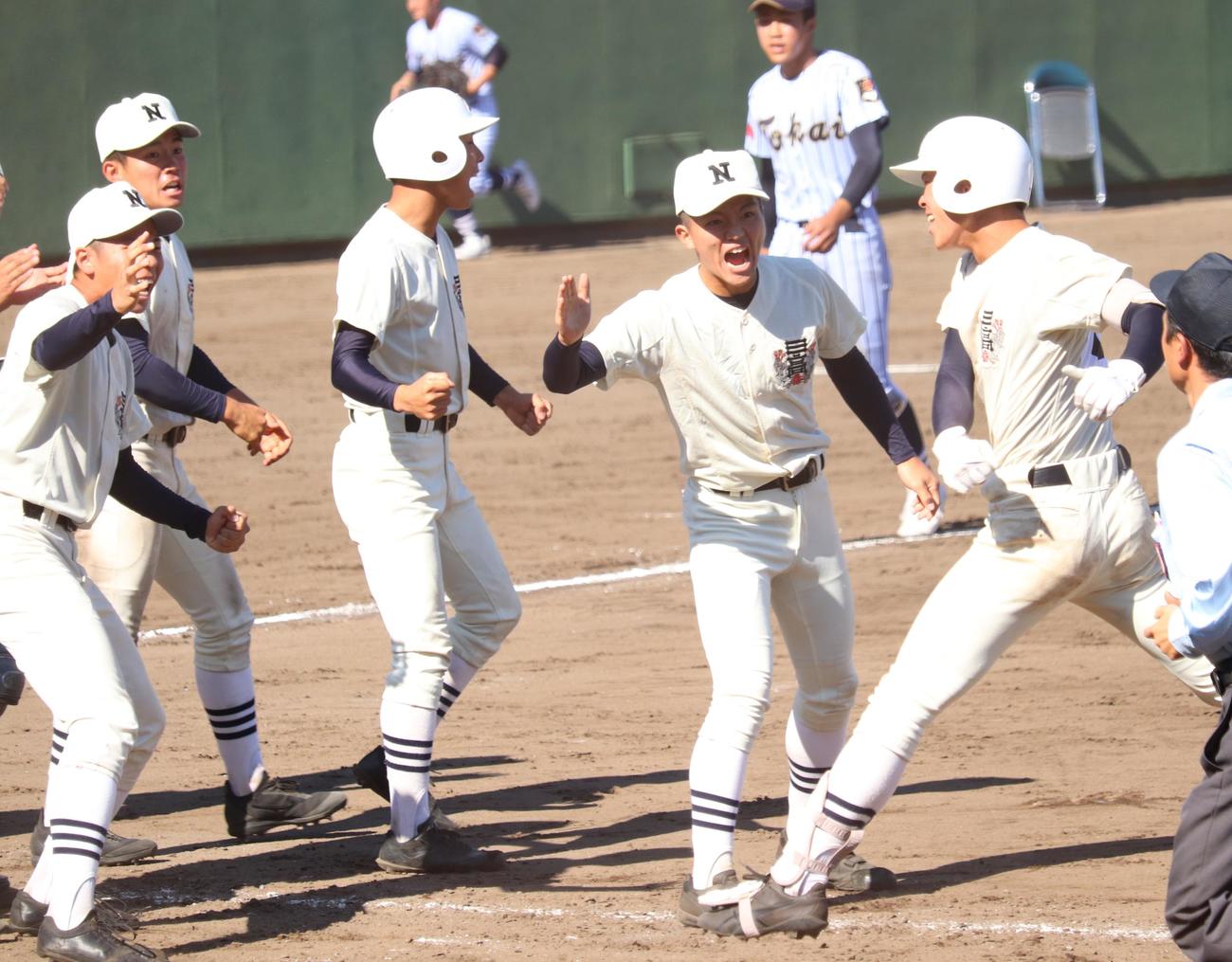 東海大菅生対日大三　サヨナラ適時打を放った村上太一外野手（右）を、笑顔で迎える日大三ナイン（撮影・阿部泰斉）
