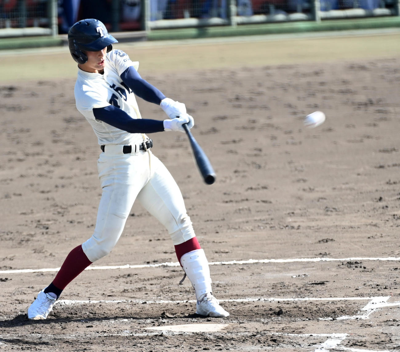 大阪桐蔭対和歌山東　1回裏大阪桐蔭無死一、二塁、松尾は右中間に先制の適時二塁打を放つ（撮影・前岡正明）