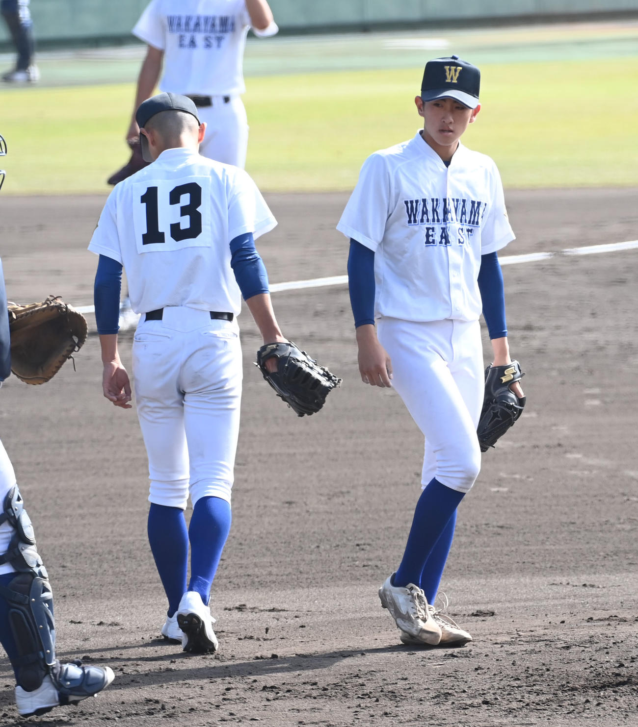 大阪桐蔭対和歌山東　1回裏大阪桐蔭2死満塁、麻田（右）と交代する和歌山東先発の石野（撮影・前岡正明）