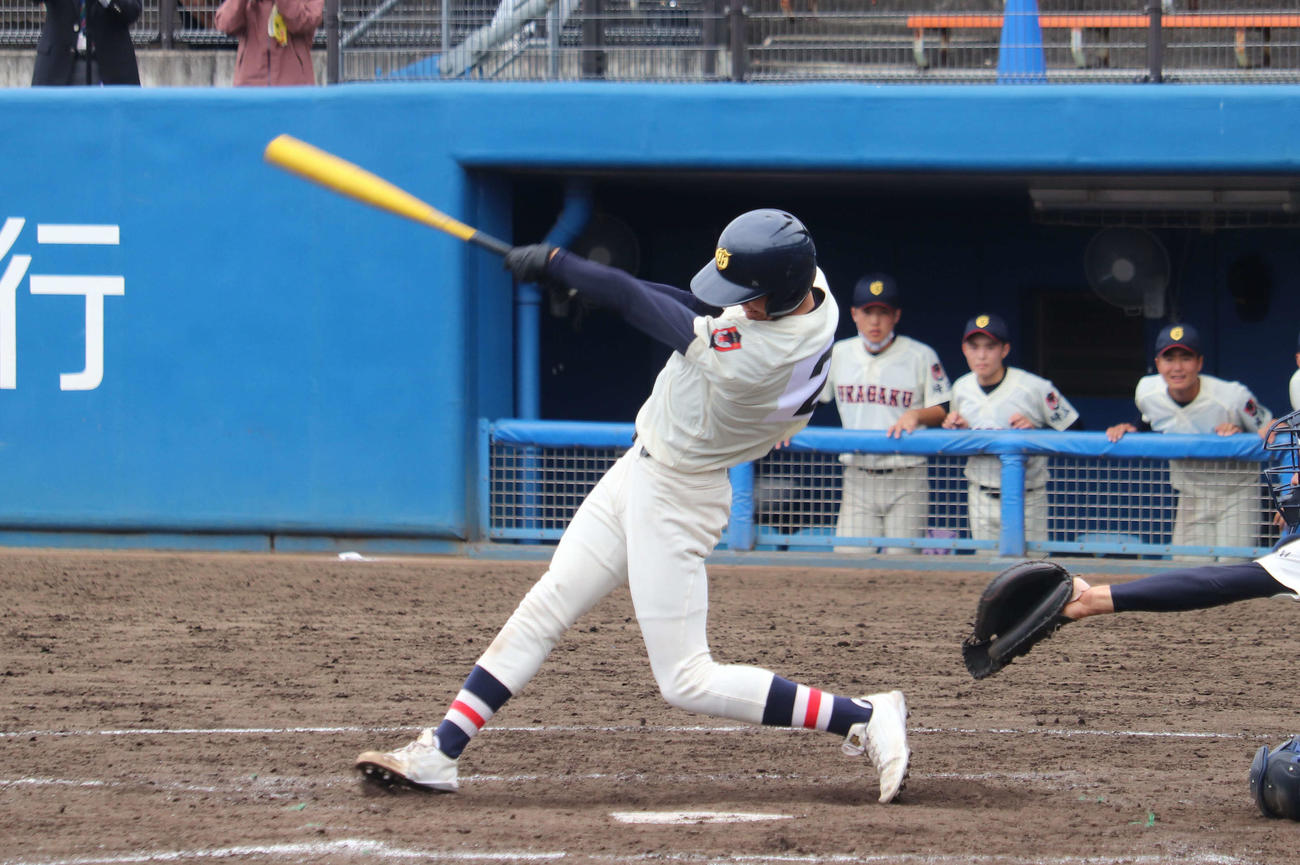 2回、一塁から先制の右越え三塁打。8回には1死から左越えソロ本塁打を放ち2安打2打点と勝利に貢献した高山の打撃（撮影・保坂淑子）