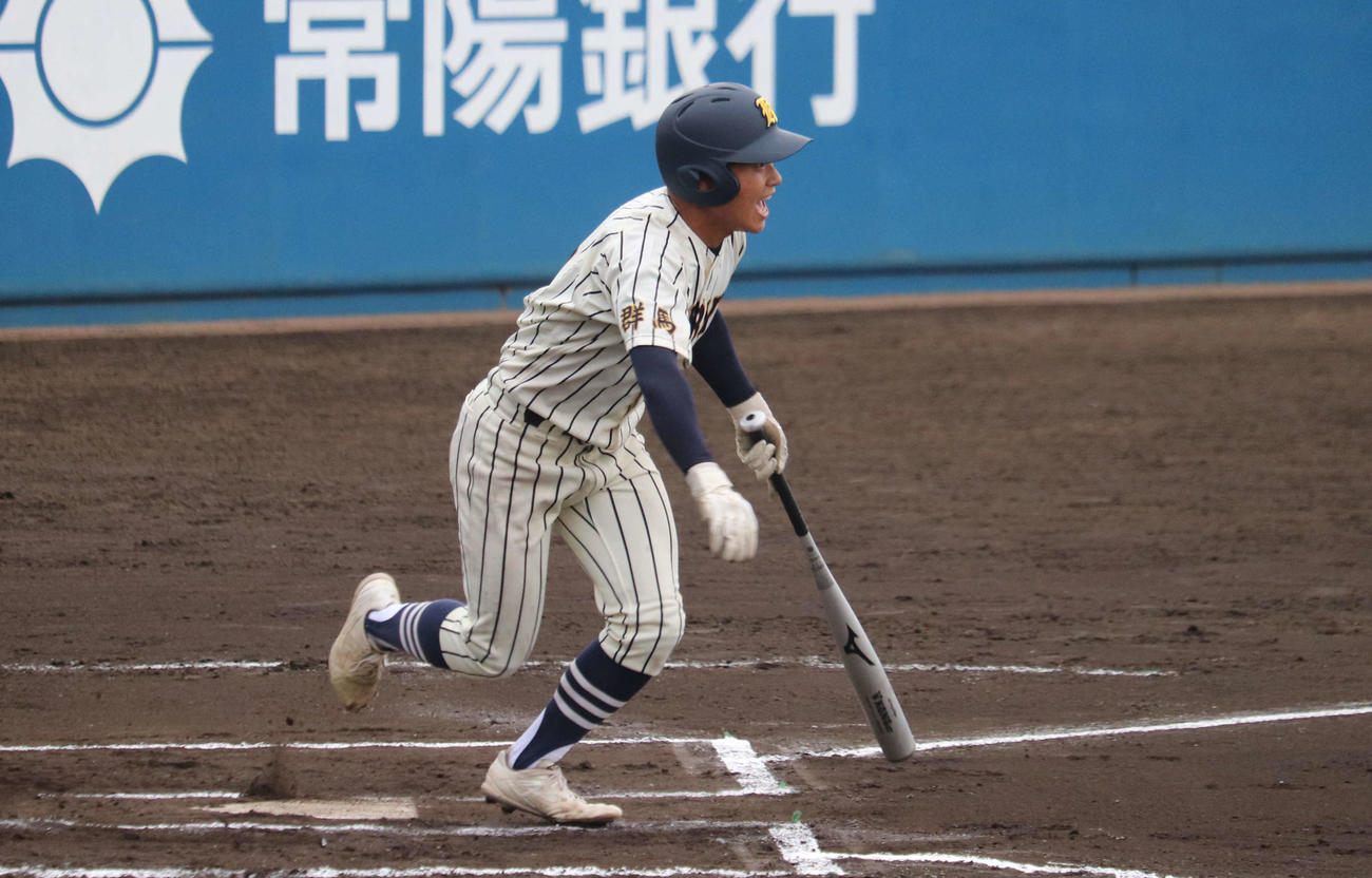 4回、2死二塁から勝ち越しの右翼越え三塁打を放った、桐生一の鈴木亜鈴の打撃（撮影・保坂淑子）