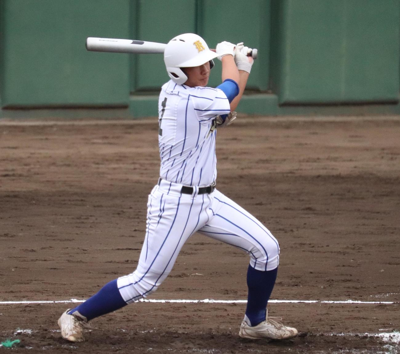 二松学舎大付対狛江　4回表狛江1死三塁、先制の右前適時打を放つ山崎優投手（撮影・阿部泰斉）