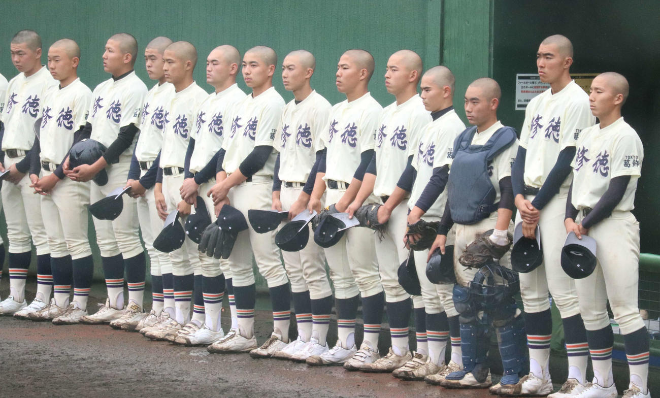 関東第一対修徳　敗れた修徳ナイン（撮影・阿部泰斉）