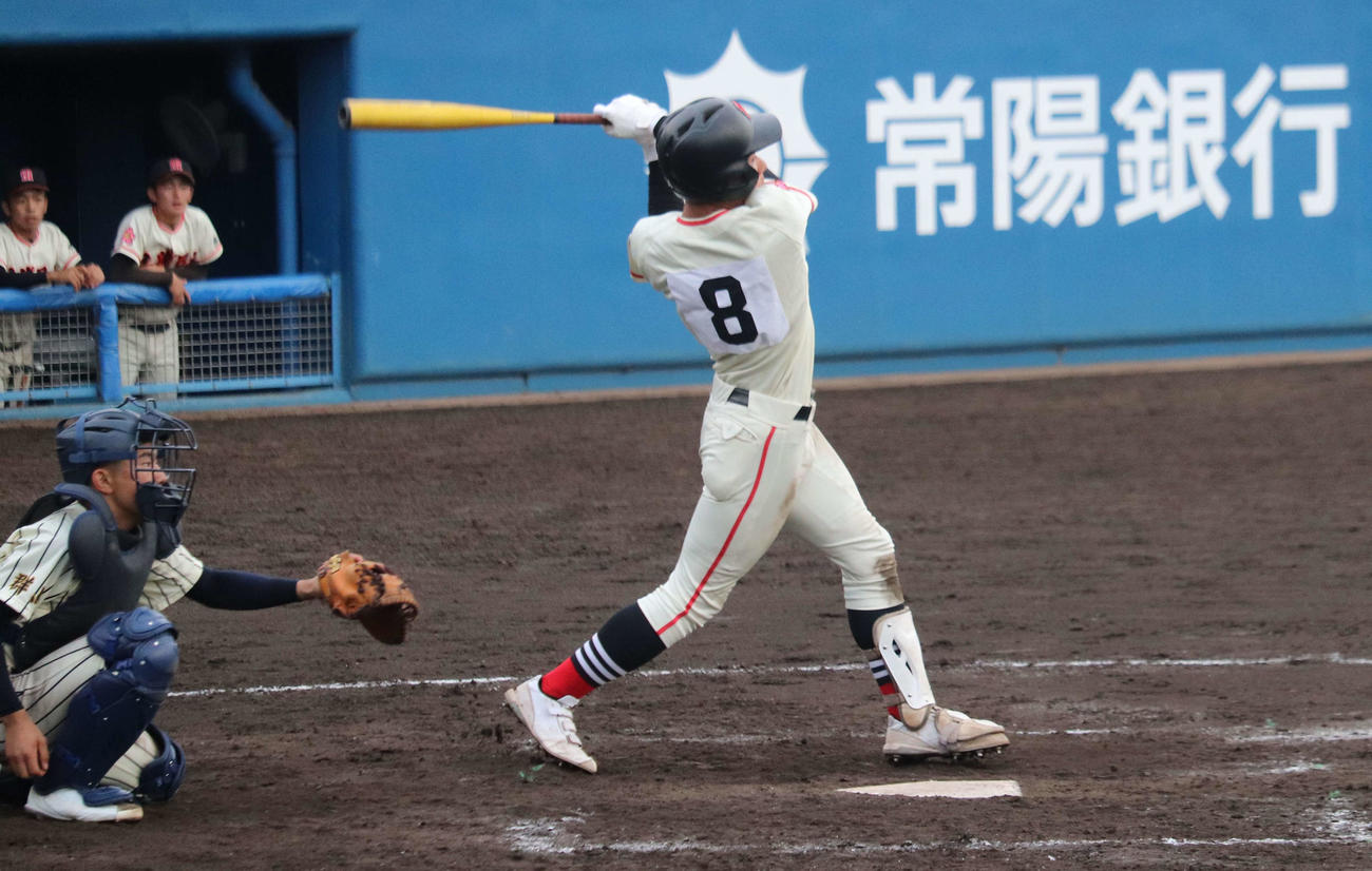 初回、2死三塁から先制の中前打を打った土浦日大・吉次の打撃（撮影・保坂淑子）
