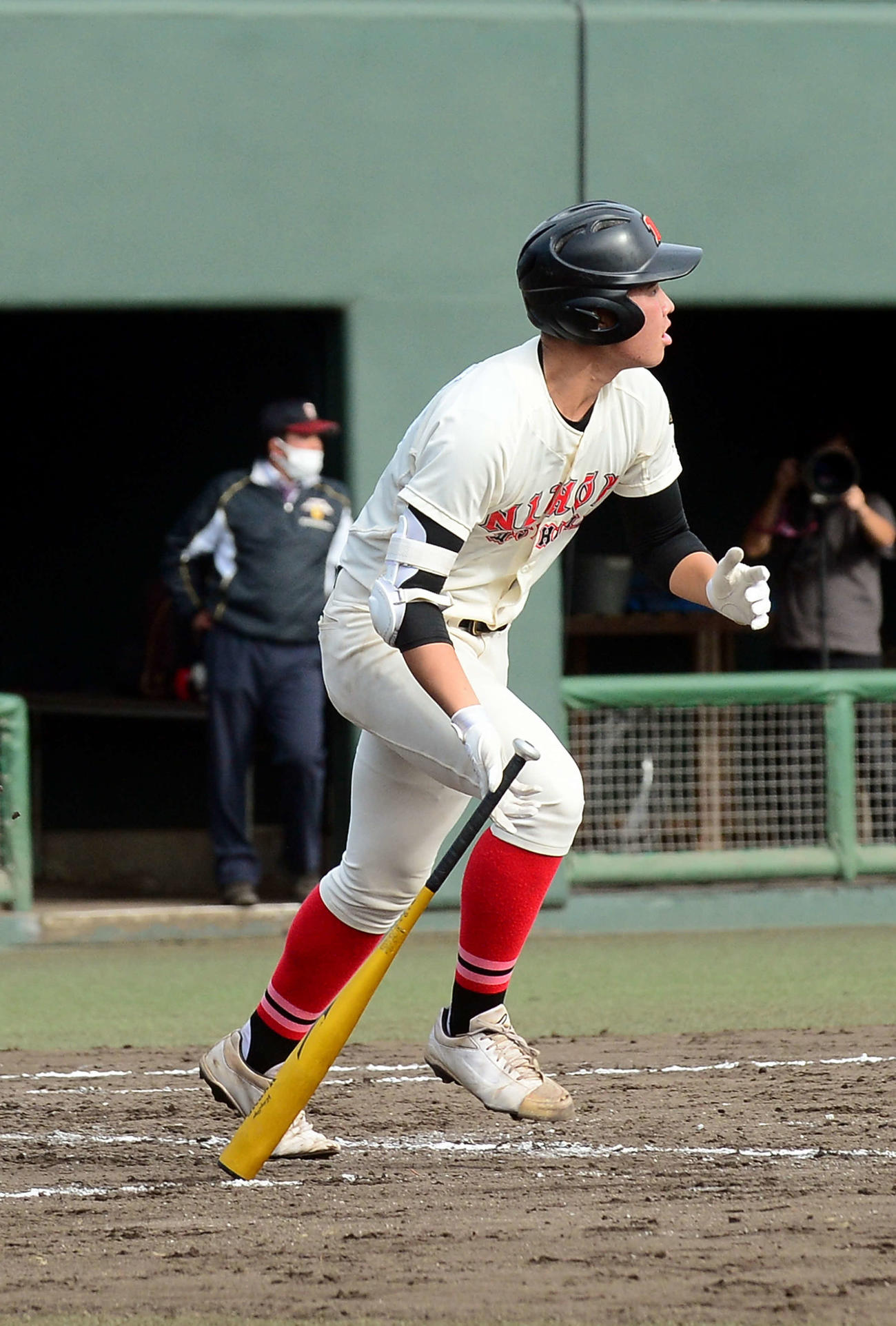 1－1の5回裏1死一、三塁、決勝の中越え2点適時打を放つ日大三島・松永