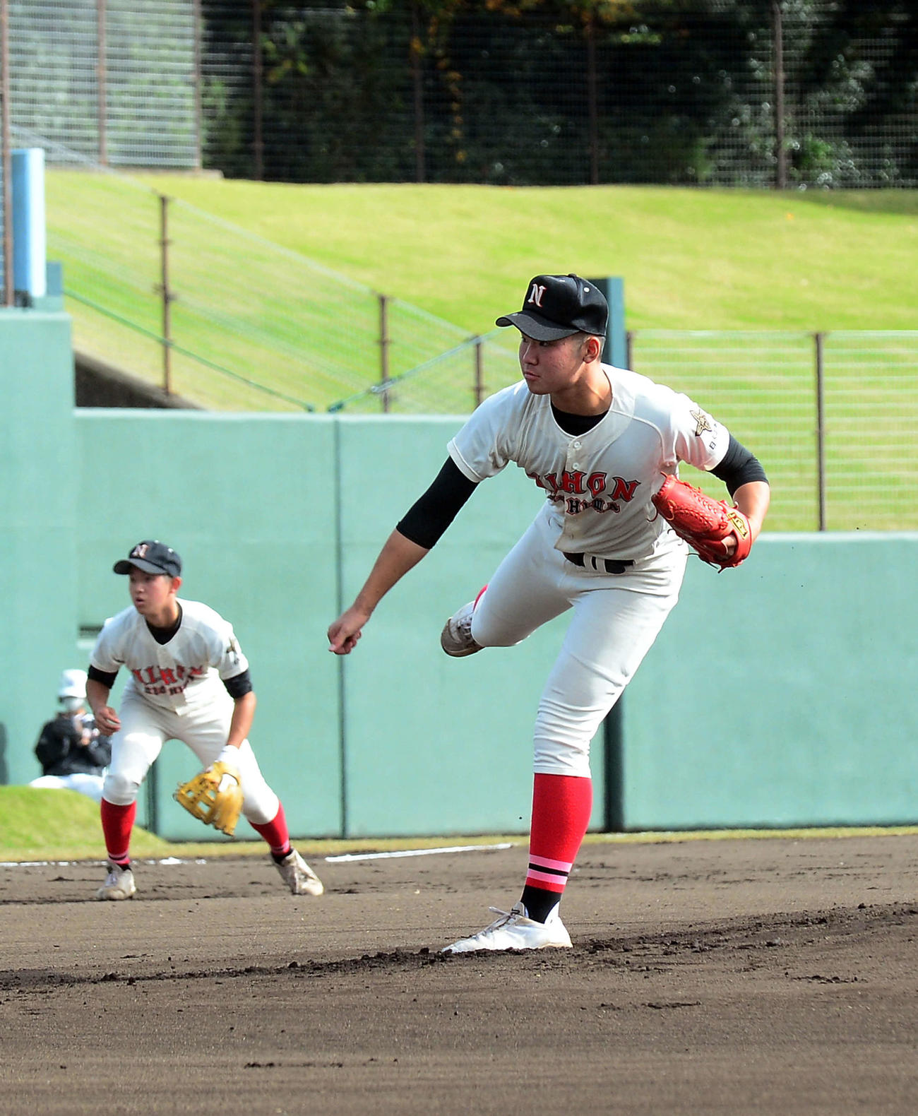 9回10安打2失点完投の日大三島・松永（手前）