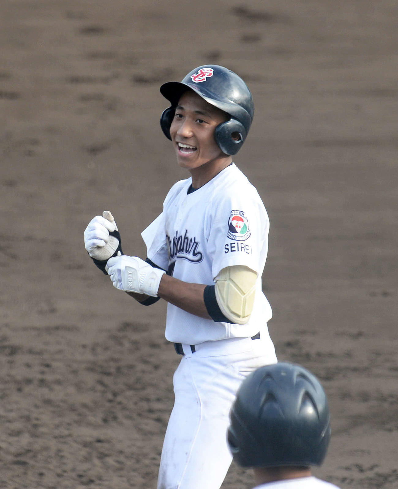 8回に左前打で出塁し、笑顔を見せる聖隷クリストファーの成田内野手