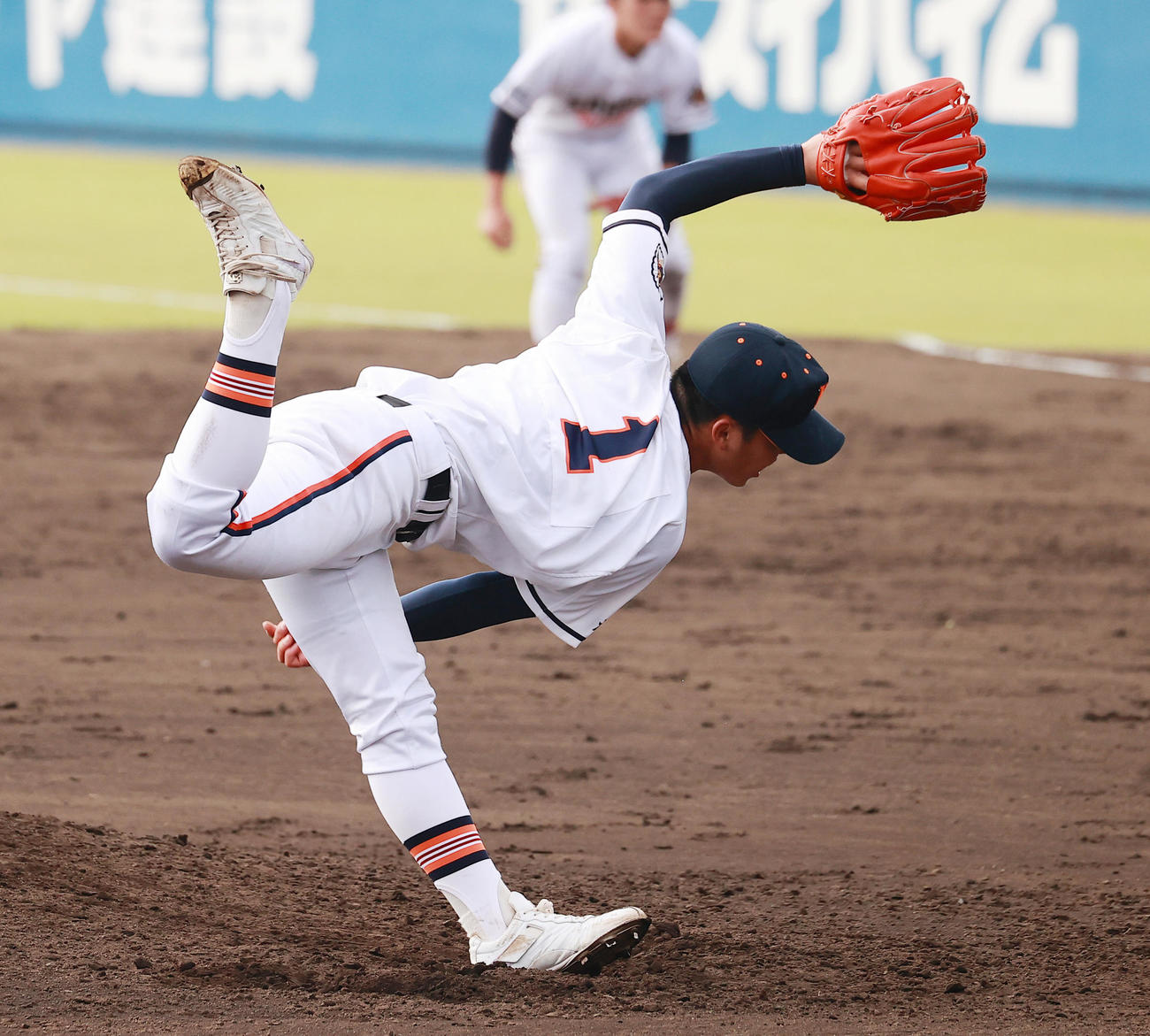 木更津総合対東海大相模　力投する木更津総合・越井（撮影・野上伸悟）