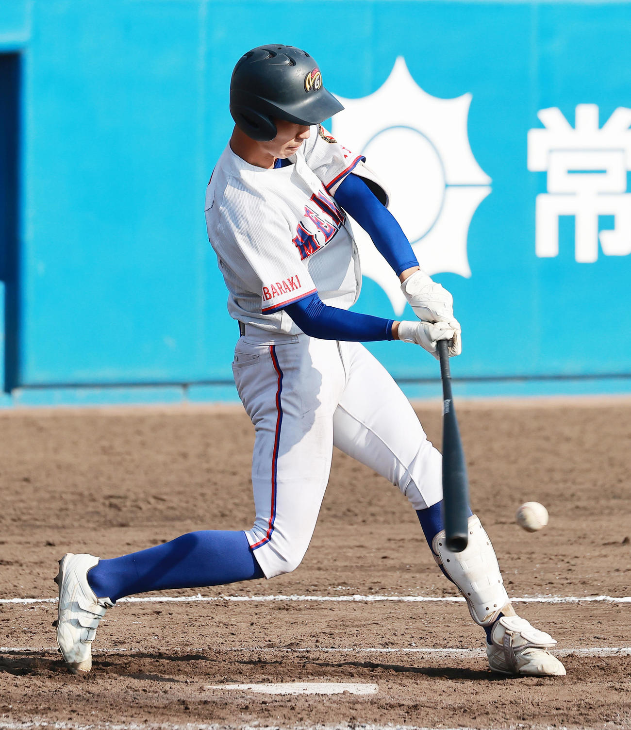 4回表明秀学園日立無死三塁、中前適時打を放つ小久保（撮影・野上伸悟）