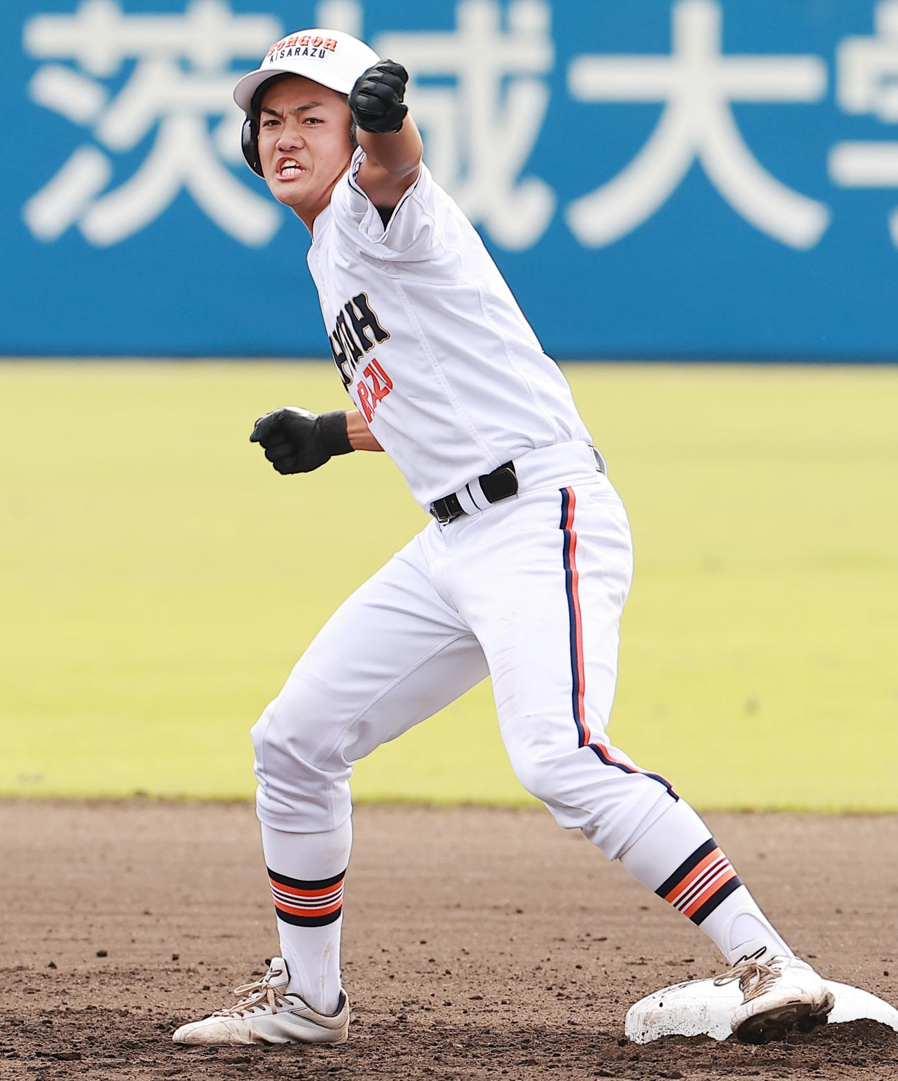 木更津総合対東海大相模　1回表木更津総合2死二、三塁、中越え2点適時二塁打を放ち喜ぶ芦川（撮影・野上伸悟）