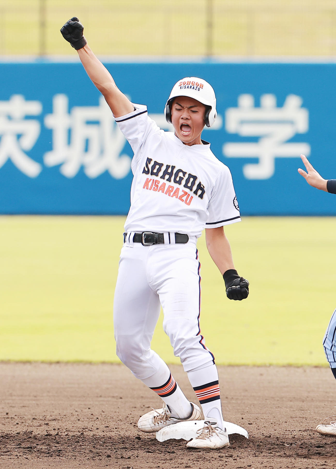 木更津総合対東海大相模　1回表木更津総合2死二、三塁、中越え2点適時二塁打を放ち喜ぶ芦川（撮影・野上伸悟）