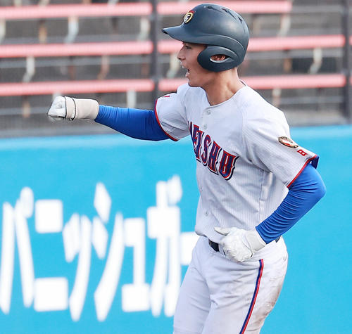 明秀日立対健大高崎　5回表明秀学園日立1死、左越え本塁打を放ちいガッツポーズで三塁を回る佐藤（撮影・野上伸悟）