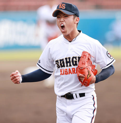 木更津総合対東海大相模　3回裏を抑えほえる木更津総合・越井（撮影・野上伸悟）