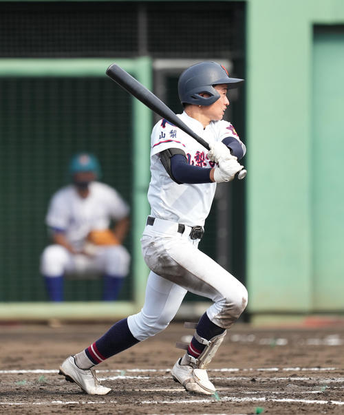 白鴎大足利対山梨学院　3回裏山梨学院1死二塁、右前に適時打を放つ相沢（撮影・菅敏）