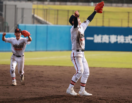 木更津総合対東海大相模　準決勝進出尾決め喜ぶ木更津総合・越井（撮影・野上伸悟）