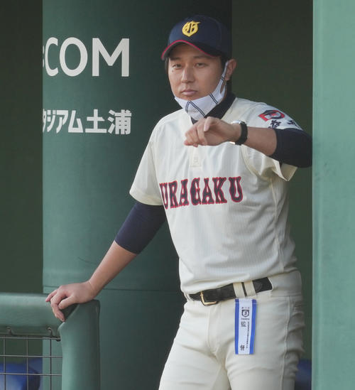 桐生第一対浦和学院　選手に指示を出す浦和学院・森大監督（撮影・菅敏）