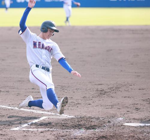 明秀学園日立対健大高崎　2回表明秀学園日立1死一塁、小久保の左安打と敵失で先制の生還の果たす佐藤（撮影・野上伸悟）