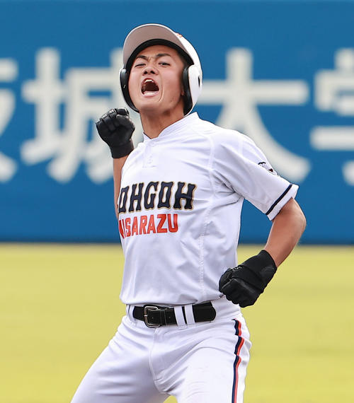 木更津総合対東海大相模　1回表木更津総合2死二、三塁、中越え2点適時二塁打を放ち喜ぶ芦川（撮影・野上伸悟）