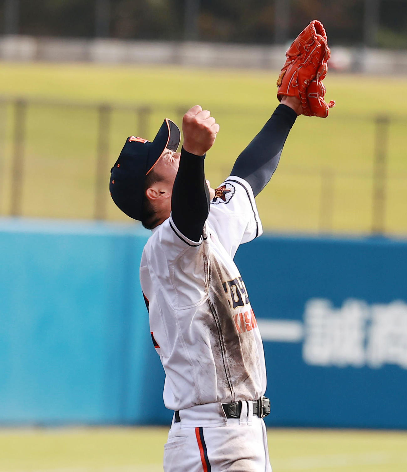 木更津総合対東海大相模　準決勝進出を決め喜ぶ木更津総合・越井（撮影・野上伸悟）