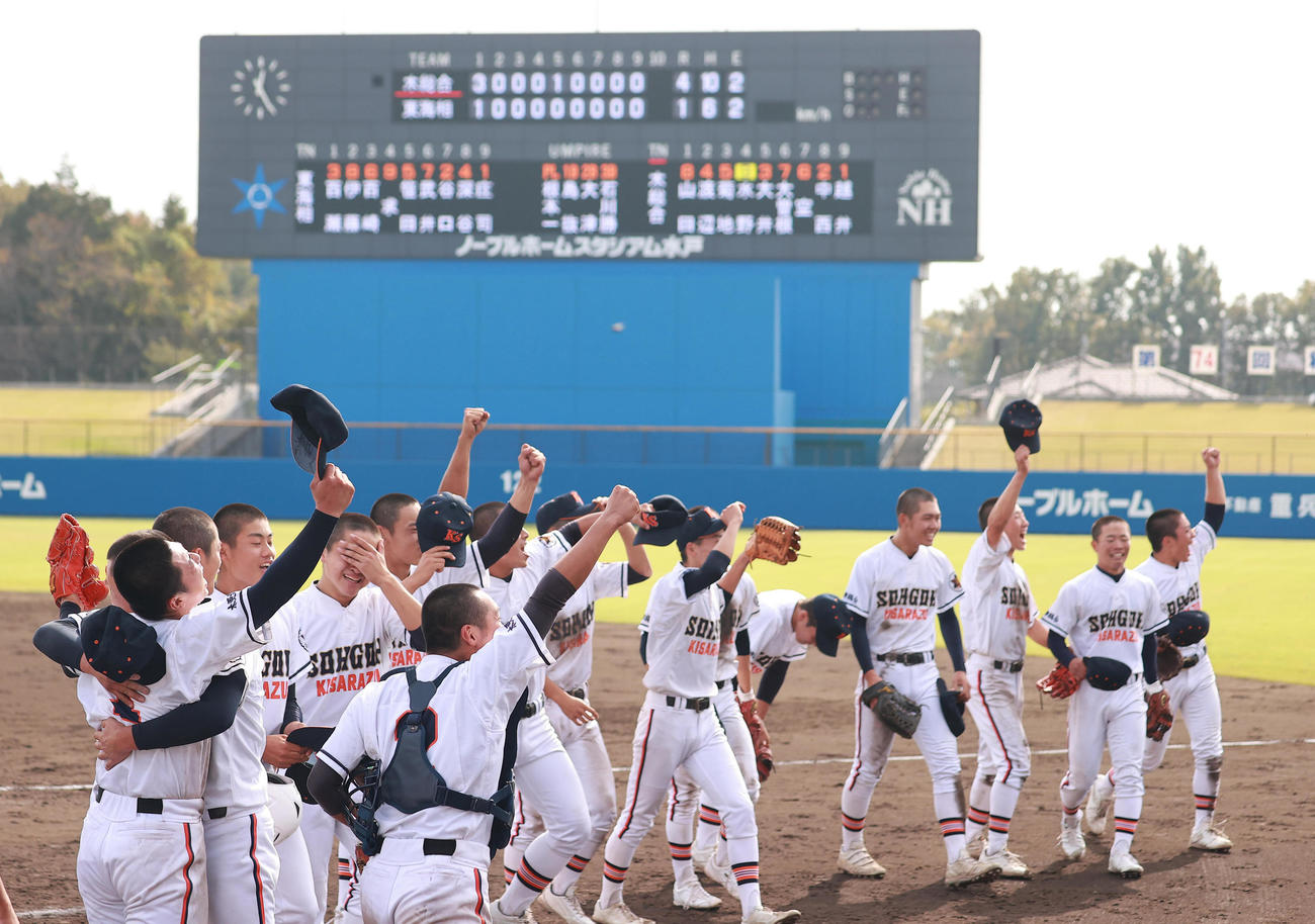 木更津総合対東海大相模　準決勝進出を決め喜ぶ木更津総合の選手たち（撮影・野上伸悟）
