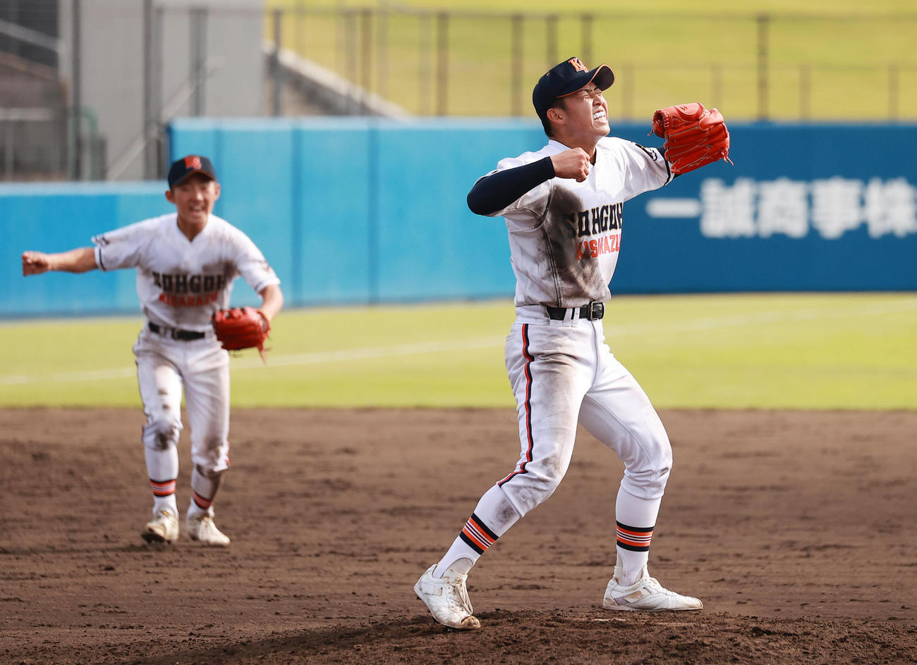 木更津総合対東海大相模　準決勝進出を決め喜ぶ木更津総合・越井（撮影・野上伸悟）