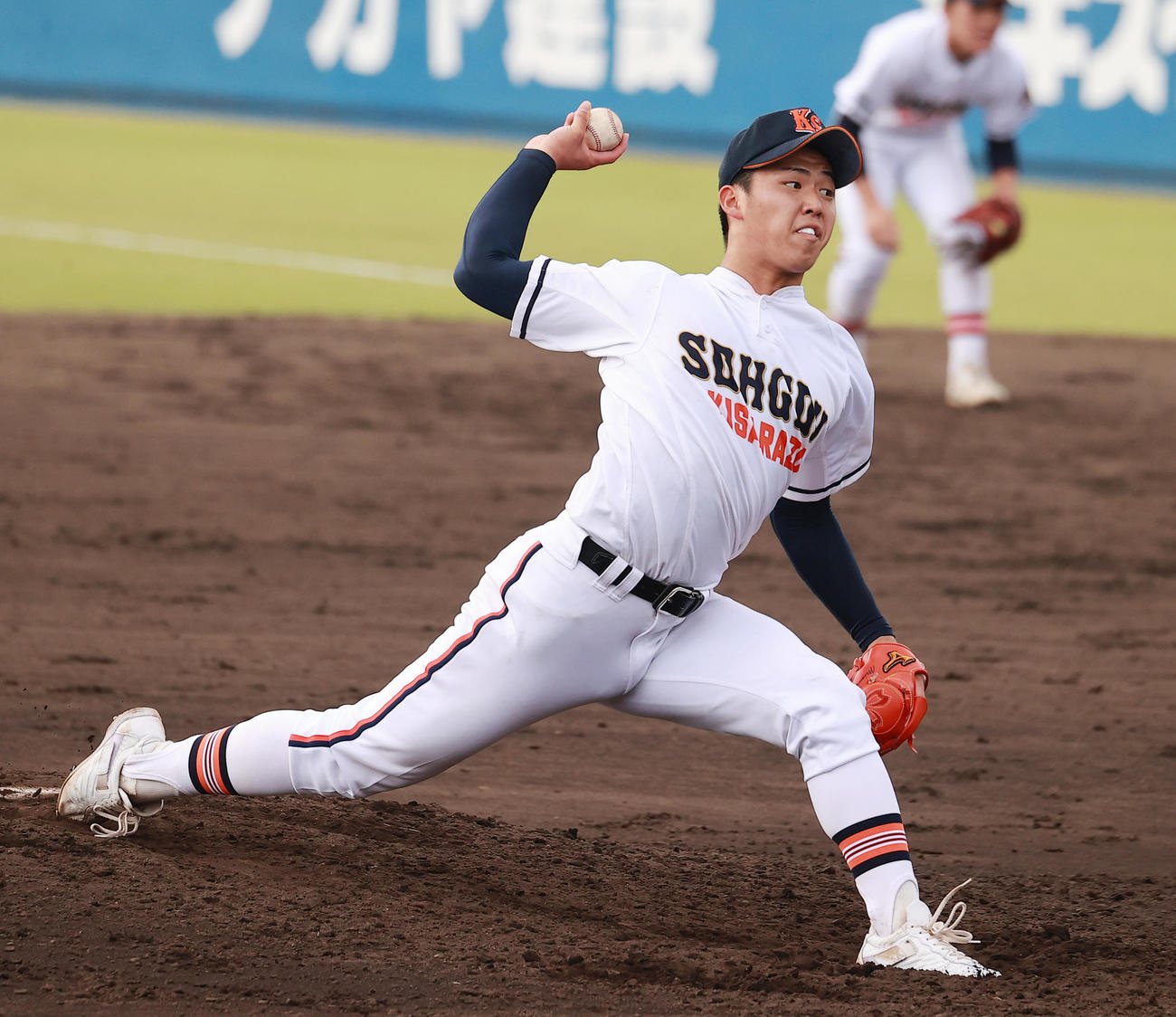 木更津総合対東海大相模　力投する木更津総合・越井（撮影・野上伸悟）