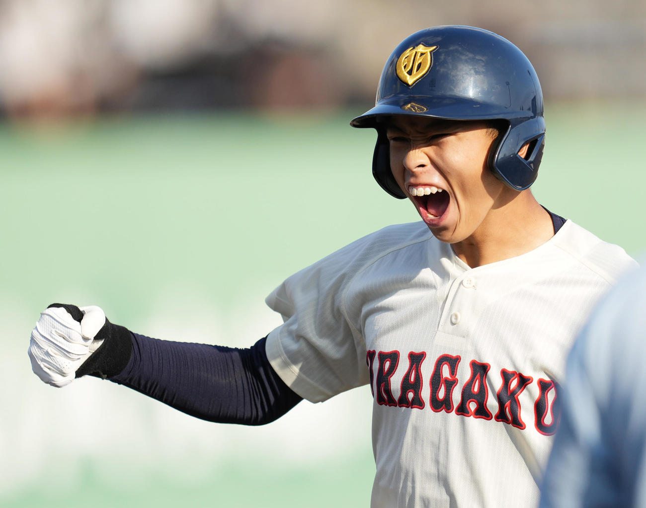 桐生第一対浦和学院　6回裏浦和学院1死一、三塁、右へ適時打を放ちガッツポーズを見せる伊丹（撮影・菅敏）