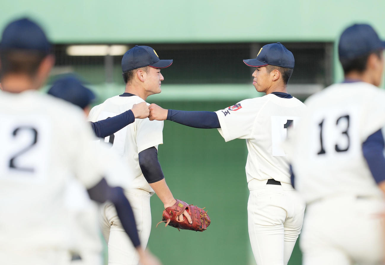 桐生第一戦に先発し、完封勝利を飾った浦和学院・宮城（右から2人目）は、ナインとタッチをする（撮影・菅敏）