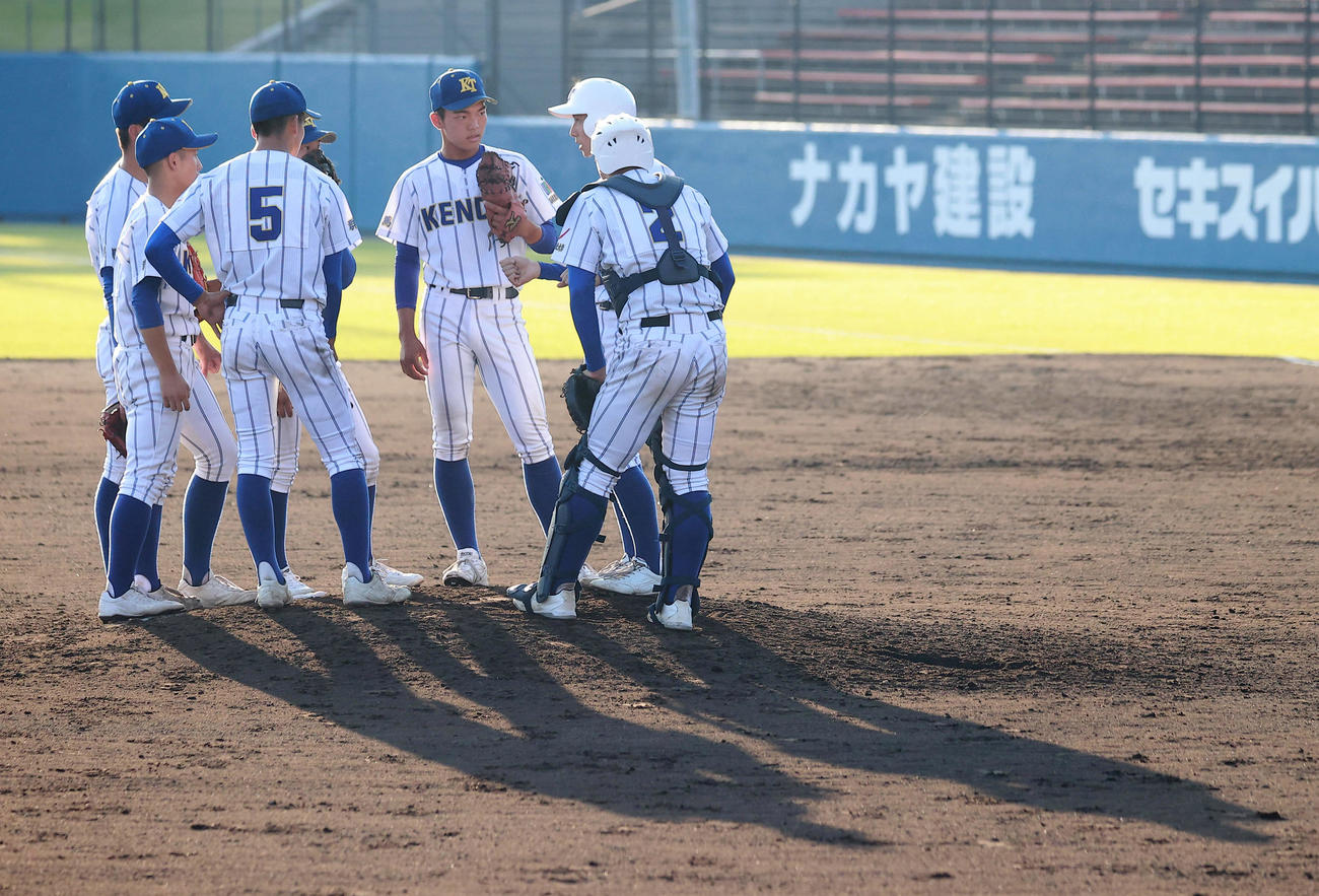 明秀学園日立対高崎健康福祉大高崎　9回表、マウンドに集まる高崎健康福祉大高崎の選手たち（撮影・野上伸悟）