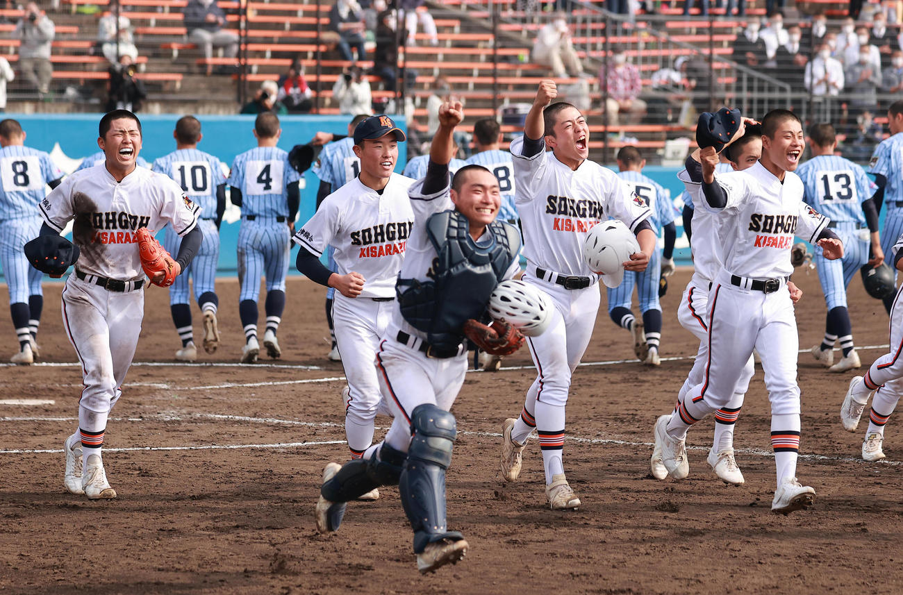 木更津総合対東海大相模　準決勝進出尾決め喜ぶ木更津総合の選手たち（撮影・野上伸悟）