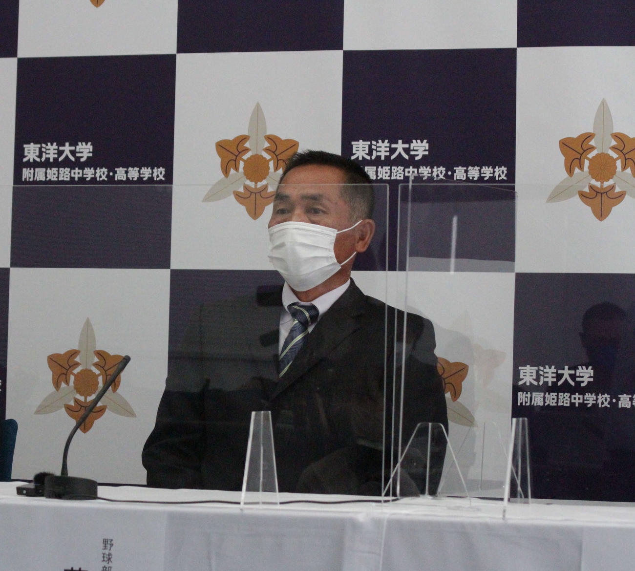22年3月限りで退任する東洋大姫路の藤田明彦監督が同校で会見に臨んだ