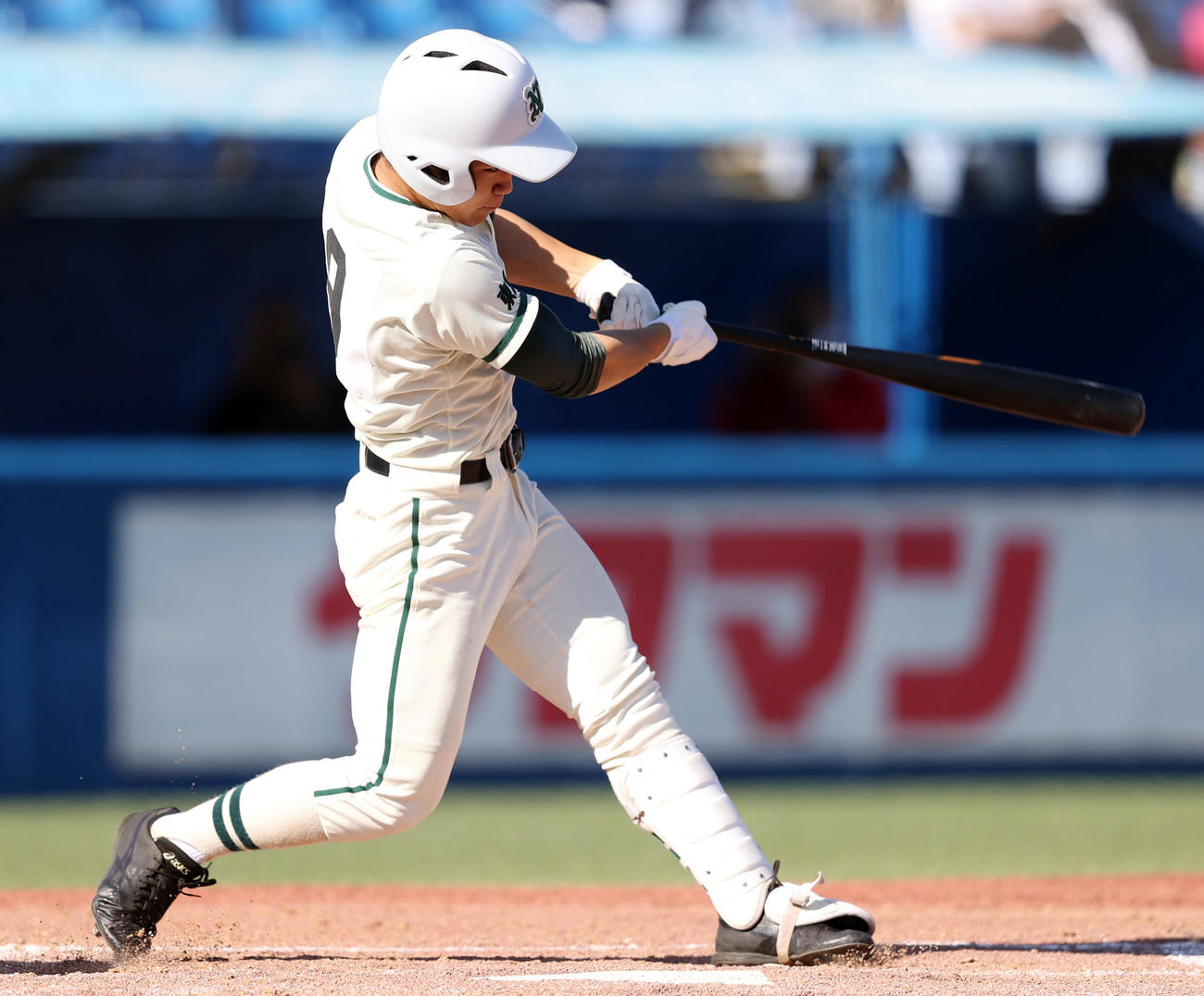 関東第一対二松学舎大付　4回裏二松学舎大付1死、先制ソロ本塁打を放つ親富祖（撮影・狩俣裕三）