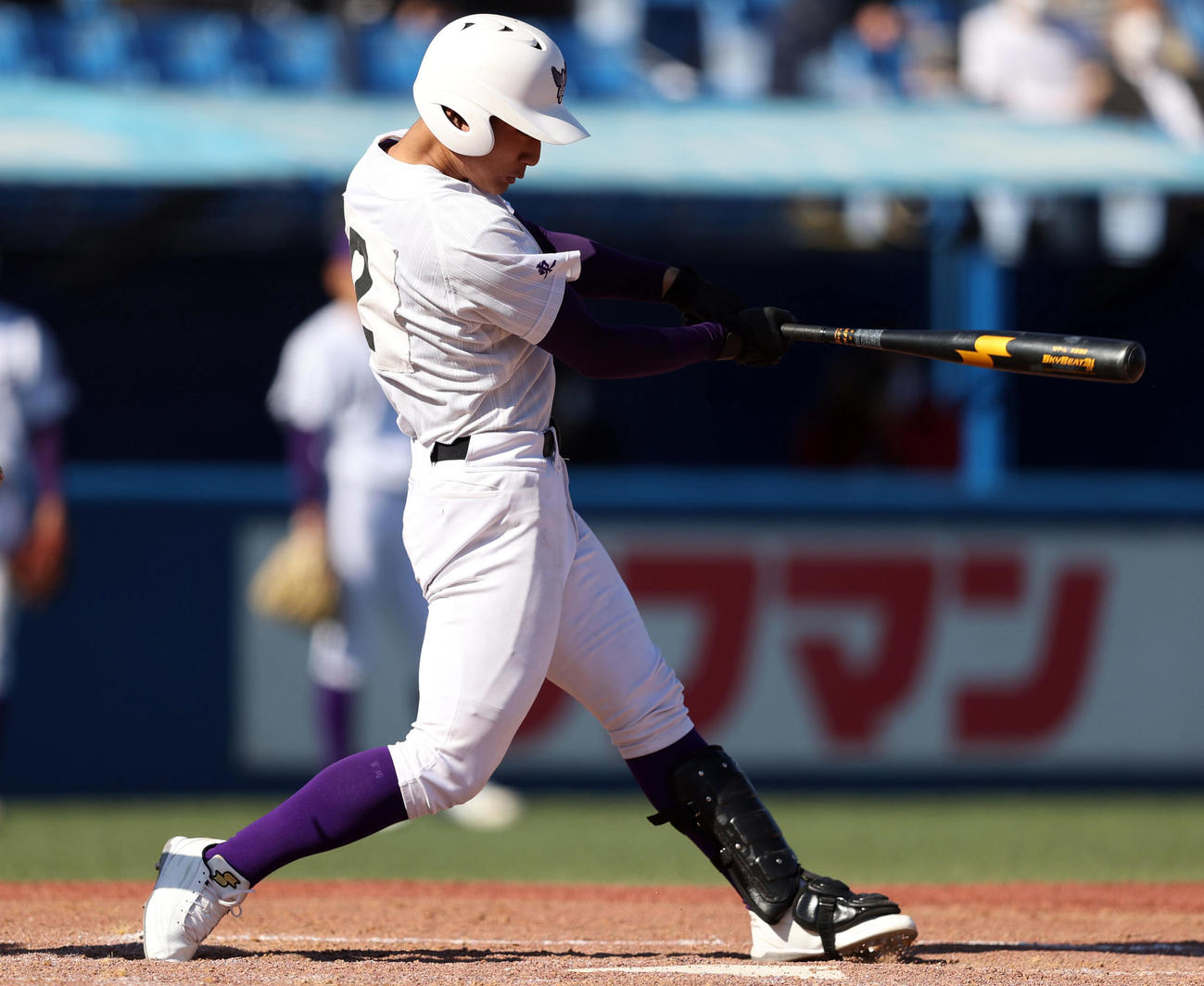 関東第一対二松学舎大付　5回表関東第一2死一塁、適時二塁打を放つ富岡（撮影・狩俣裕三）