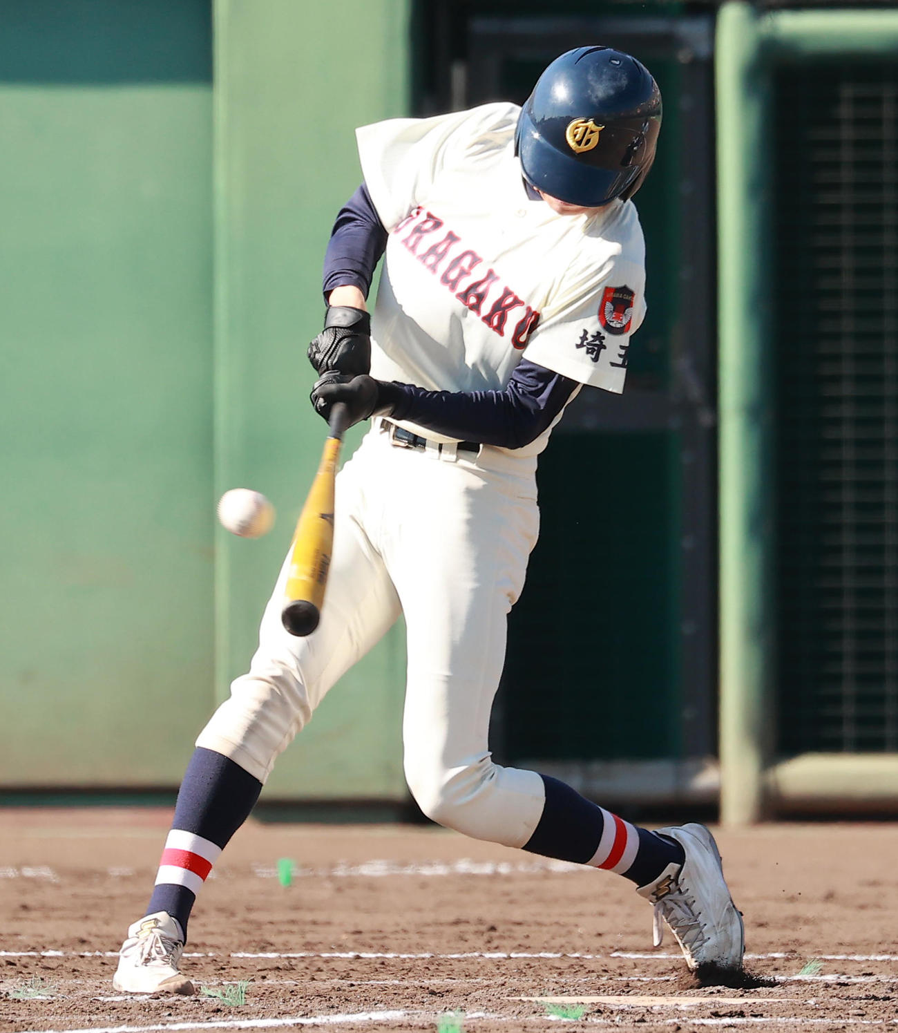 山梨学院対浦和学院　4回裏浦和学院1死一塁、右適時三塁打を放つ高山（撮影・野上伸悟）