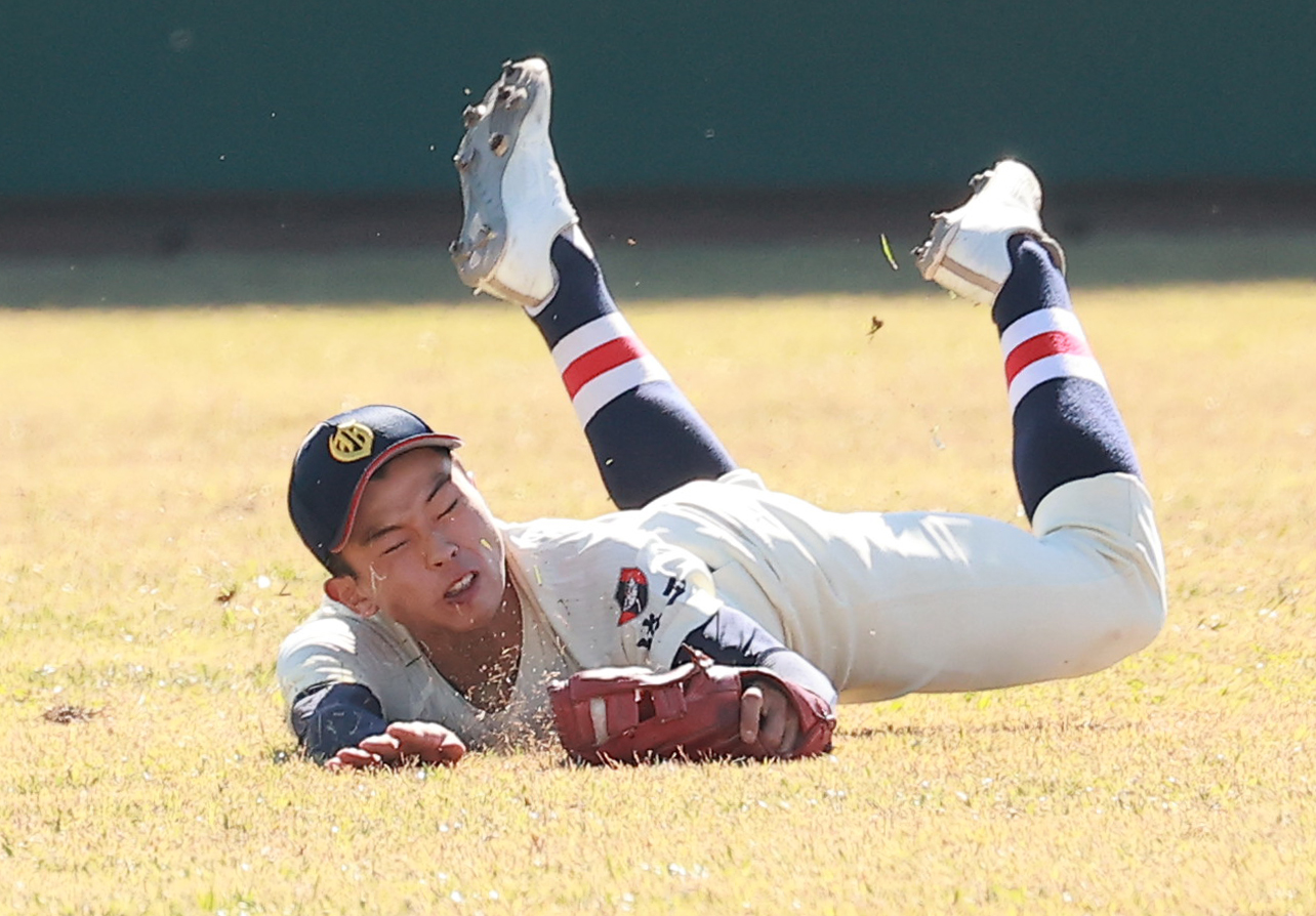 山梨学院対浦和学院　6回表山梨学院1死、星野の中飛を好捕する伊丹（撮影・野上伸悟）