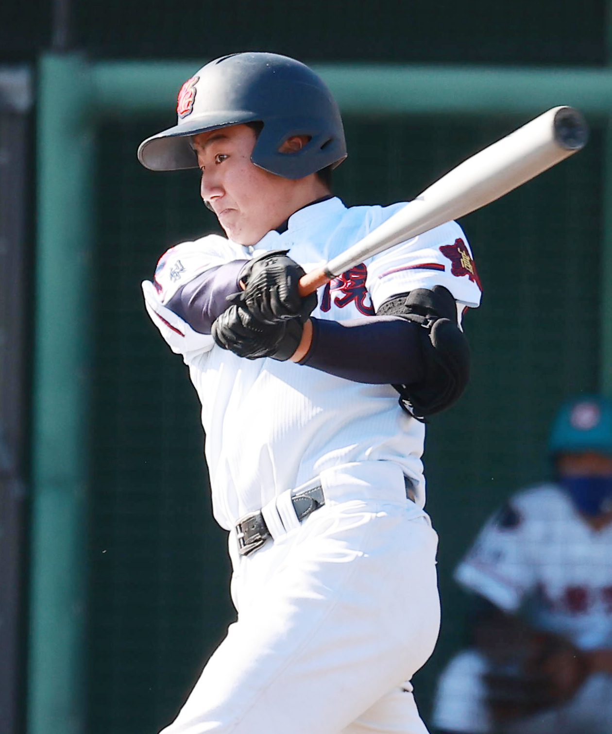 山梨学院対浦和学院　10回表山梨学院1死三塁、左前適時打を放つ高橋（撮影・野上伸悟）