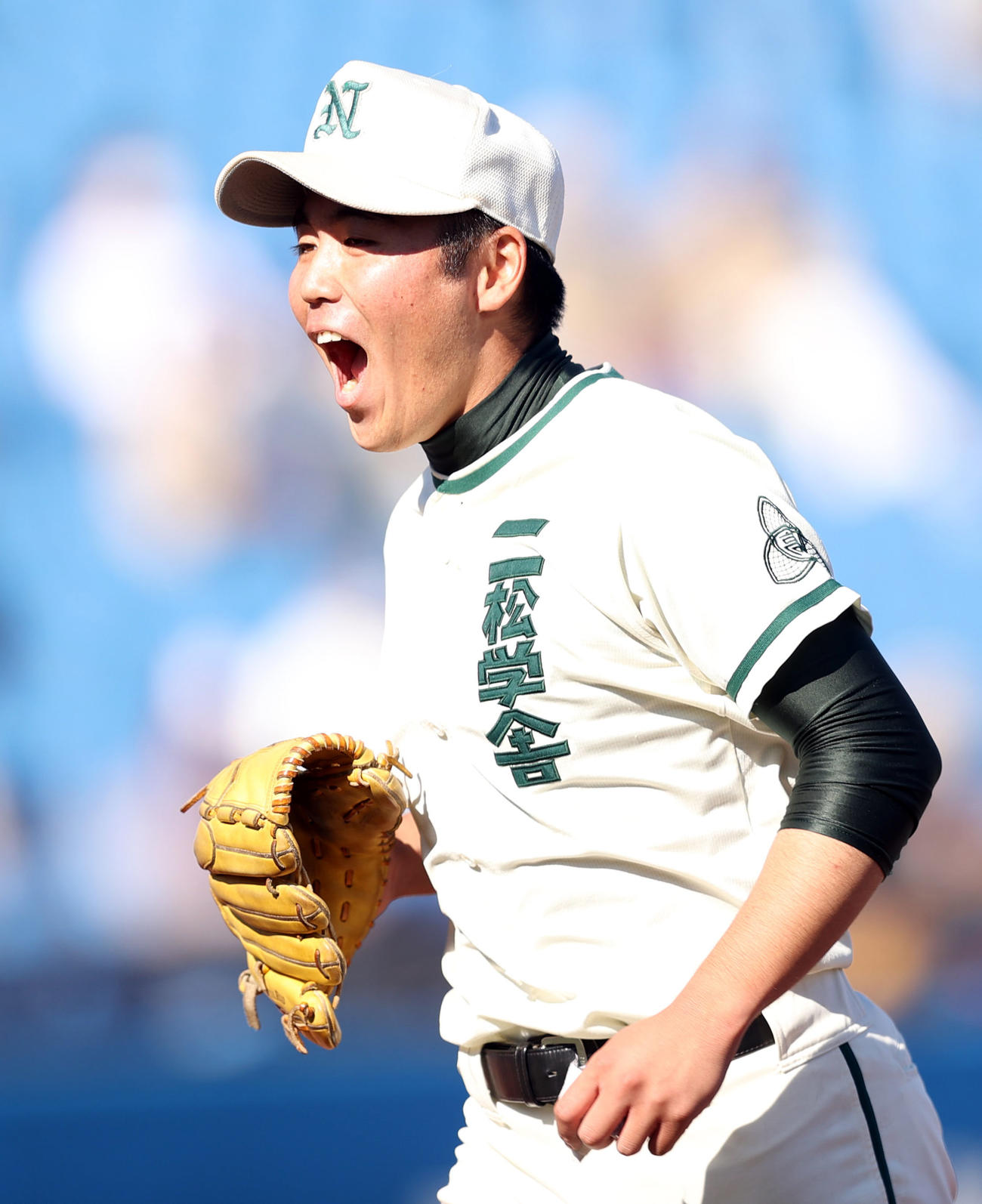 関東第一対二松学舎大付　1回表を抑え、ほえながらベンチに戻る二松学舎大付先発の布施（撮影・狩俣裕三）