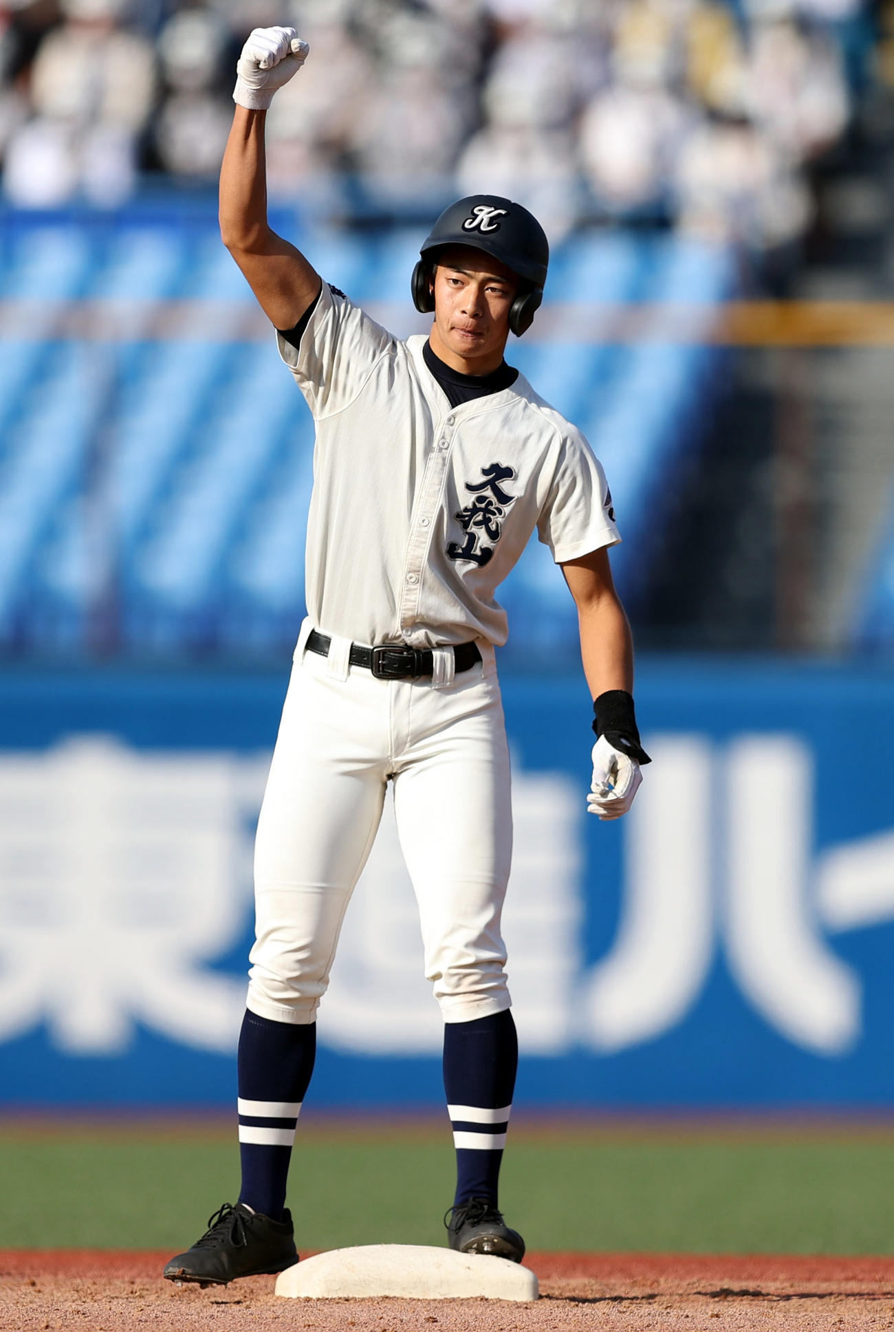 国学院久我山対日大三　5回表国学院久我山2死一、二塁、2点適時二塁打を放ち、ガッツポーズを決める国学院久我山・下川辺（撮影・狩俣裕三）