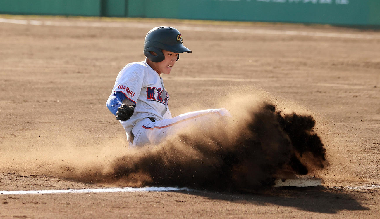 明秀学園日立対木更津総合　3回表明秀学園日立無死、中三塁打を放ち滑り込む辻（撮影・野上伸悟）