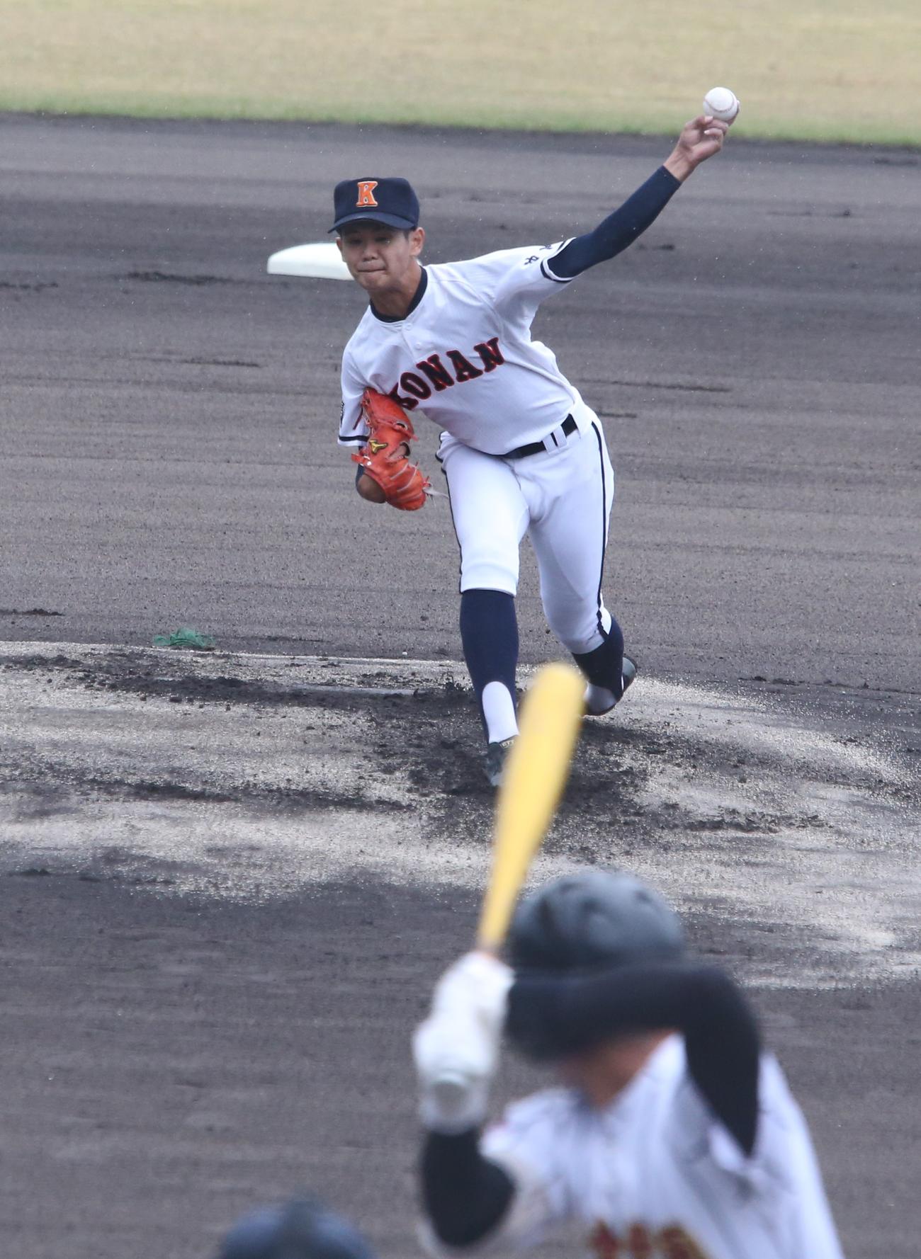 日章学園対興南　力投する興南・平山航多投手（撮影・菊川光一）