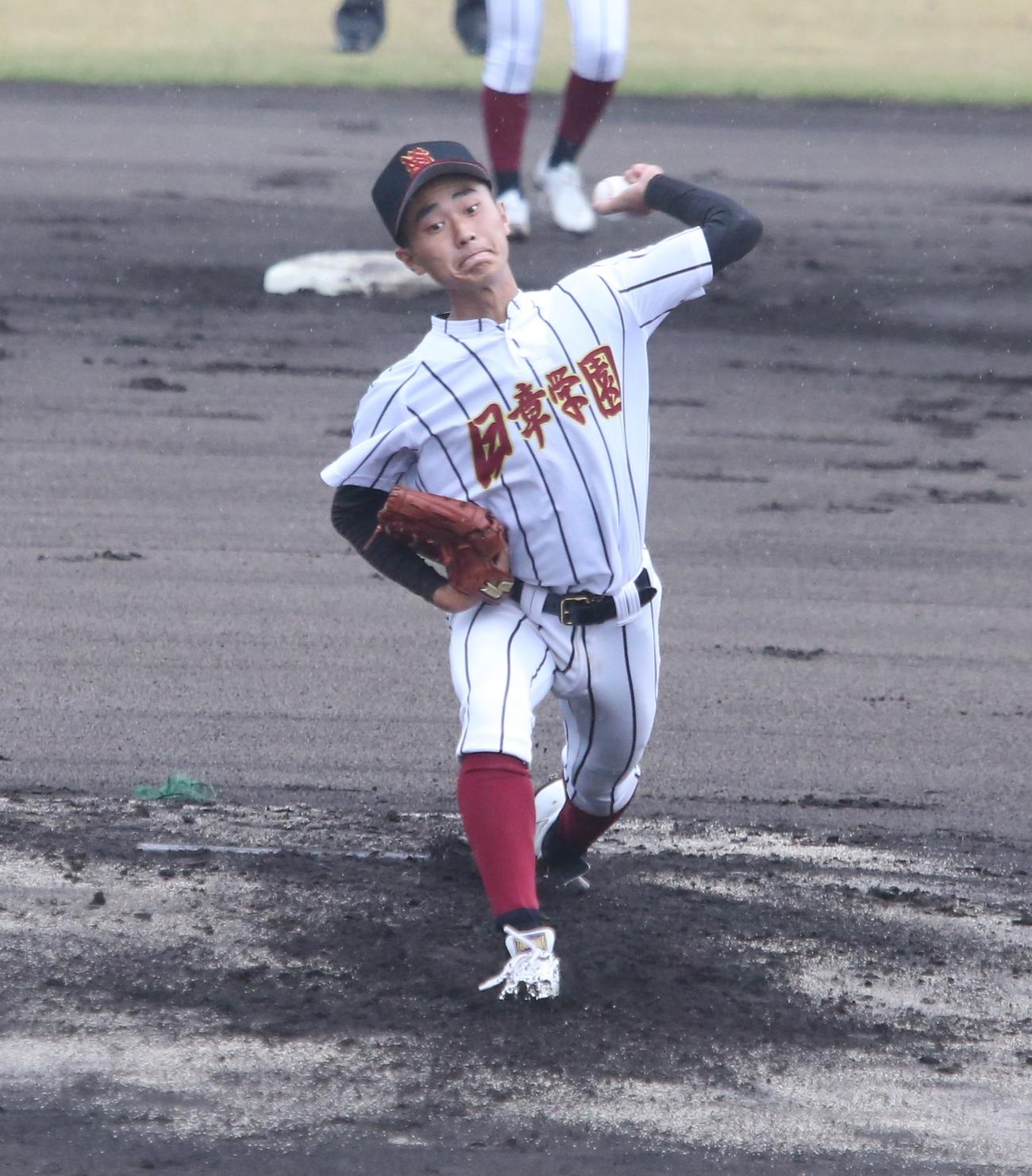 日章学園対興南　力投する日章学園・村上雅敏投手（撮影・菊川光一）